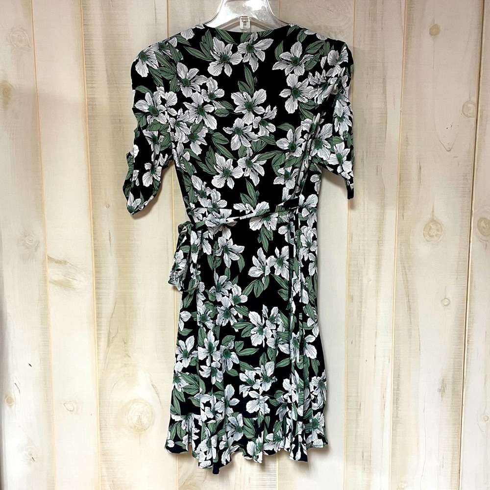 NWT Francesca’s Mi Ami Black White Green Floral Flutter Hem Wrap Dress Sz S - Picture 2 of 6